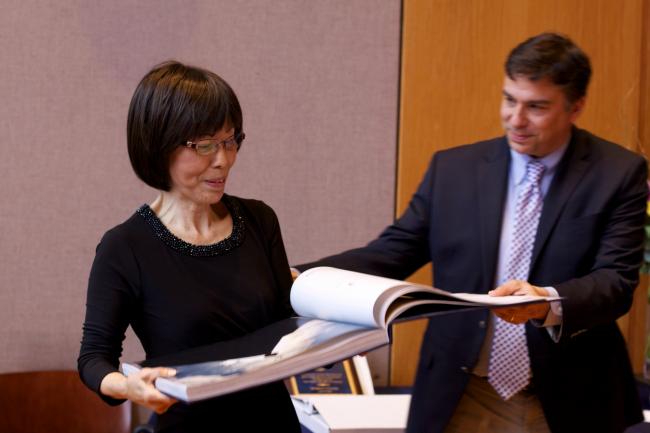 Professor Yu receiving a photo album.
